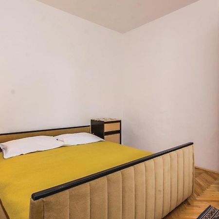 4 Bedroom Awesome Apartment In Starigrad Esterno foto