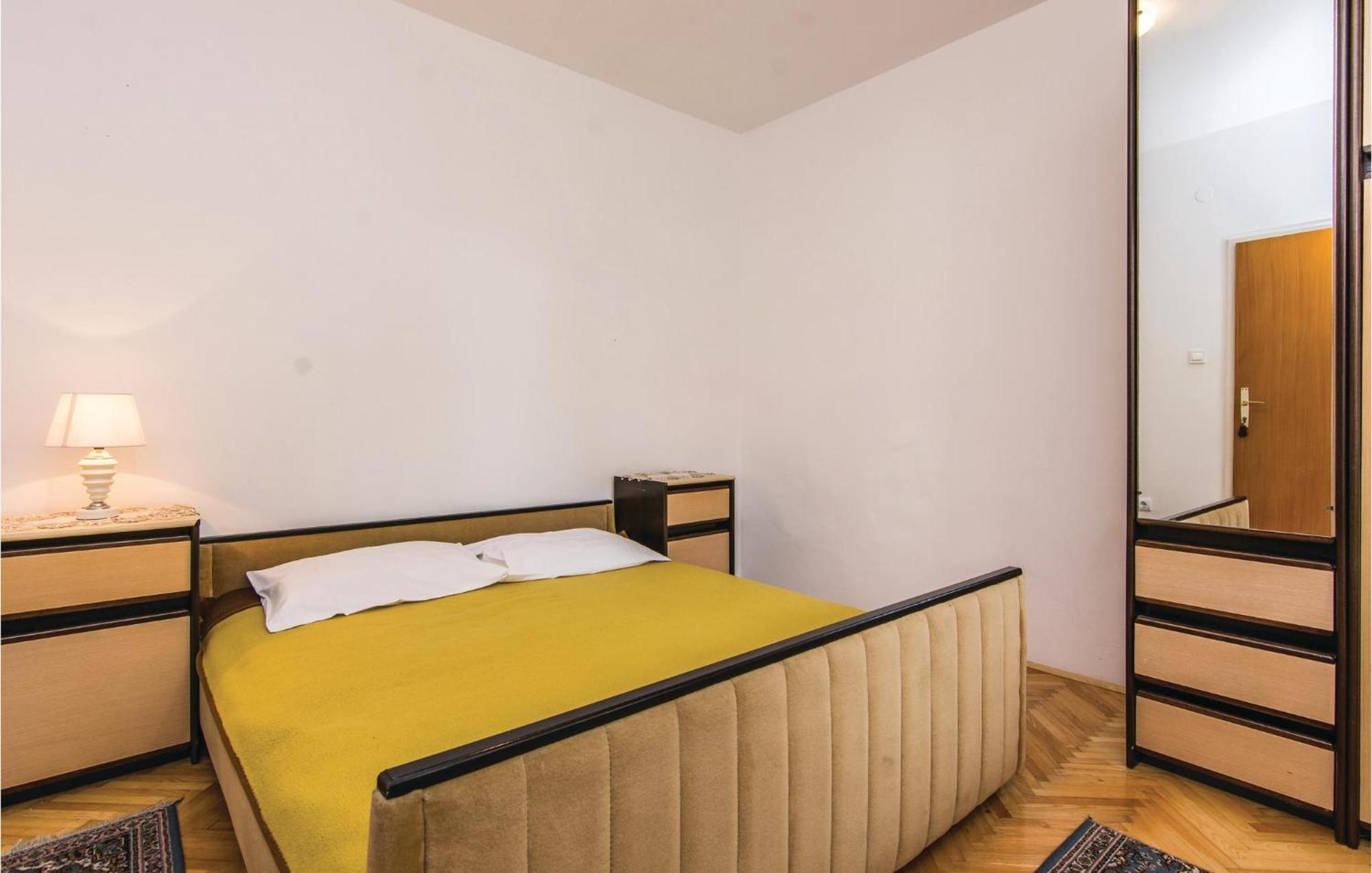 4 Bedroom Awesome Apartment In Starigrad Esterno foto