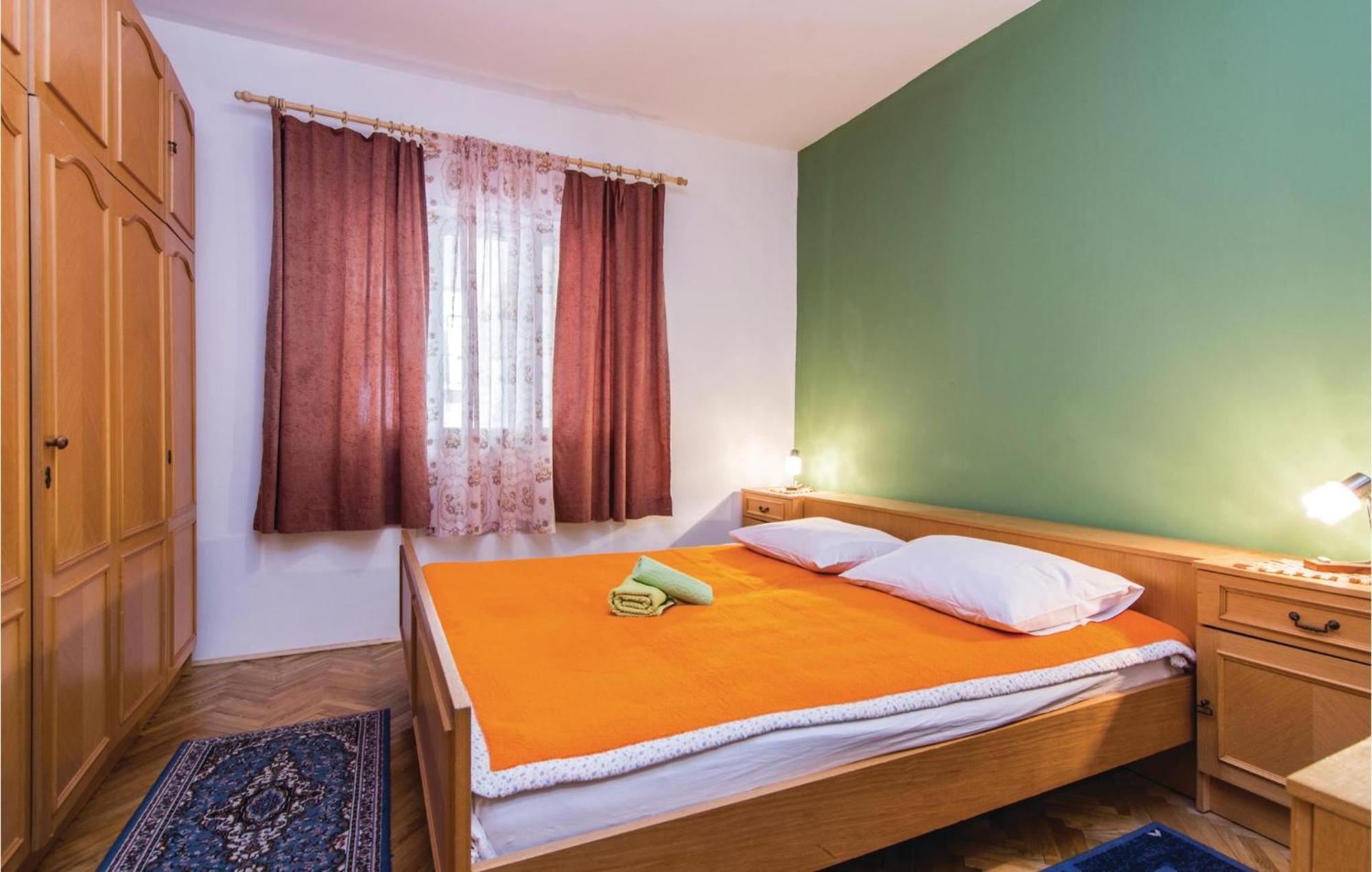 4 Bedroom Awesome Apartment In Starigrad Esterno foto