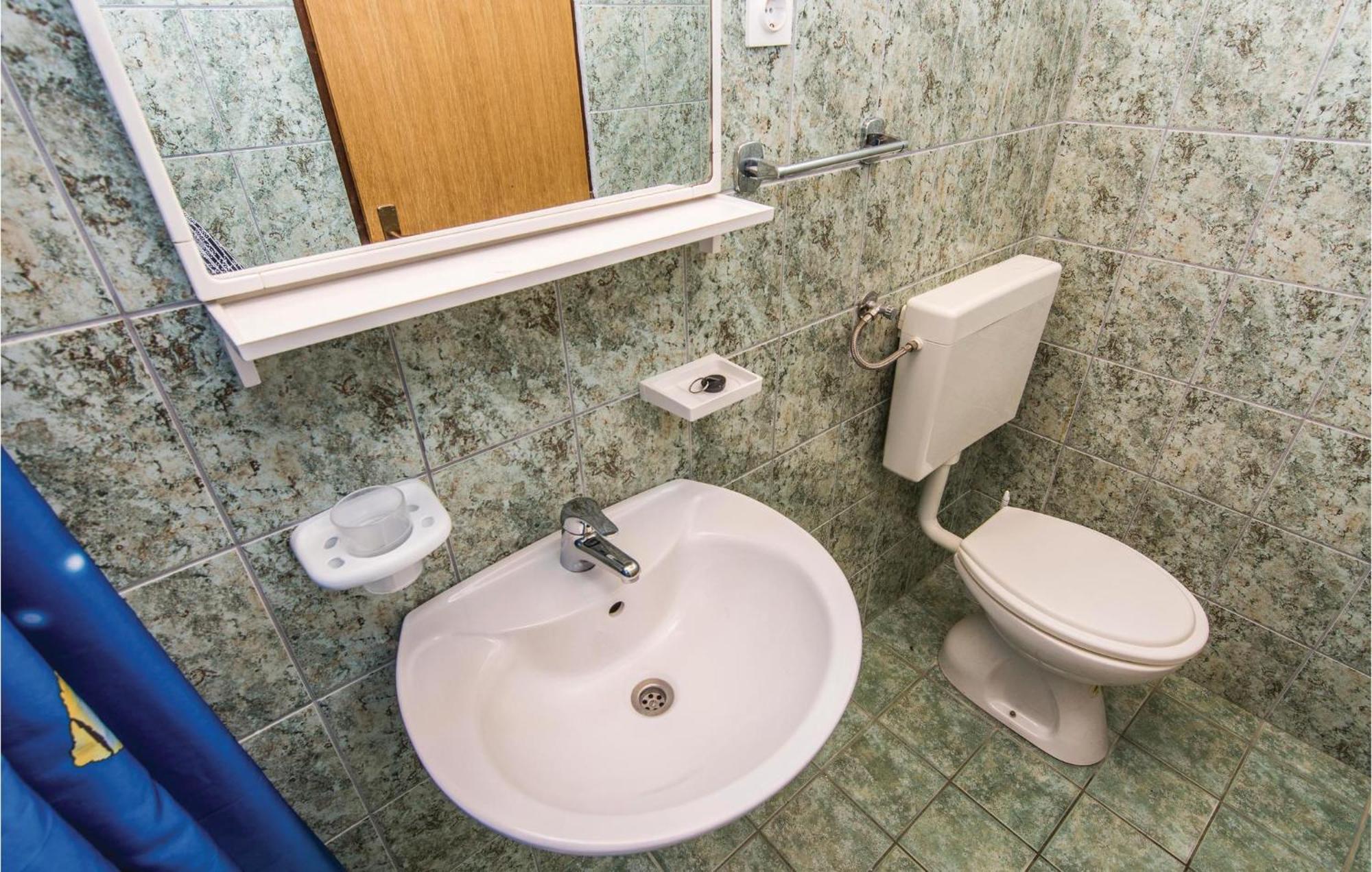 4 Bedroom Awesome Apartment In Starigrad Esterno foto