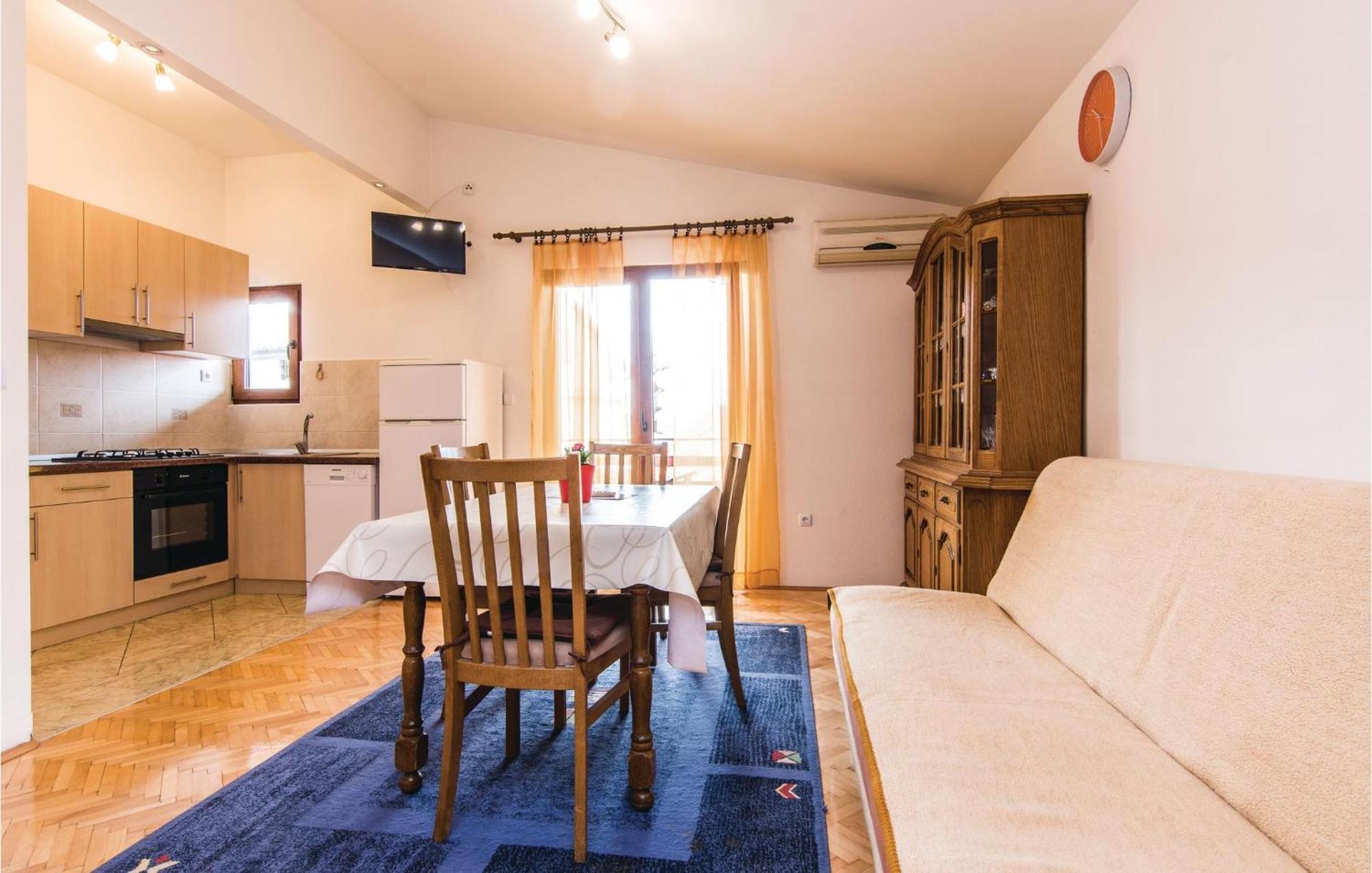4 Bedroom Awesome Apartment In Starigrad Esterno foto