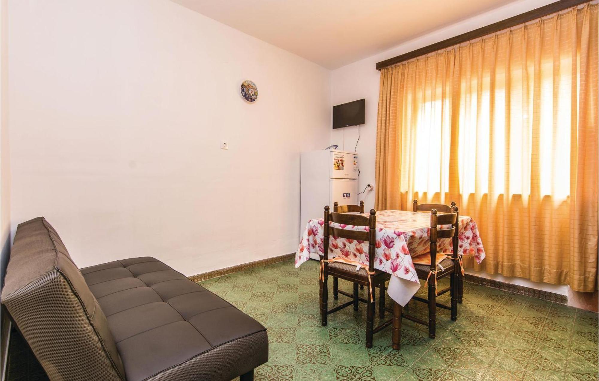 4 Bedroom Awesome Apartment In Starigrad Esterno foto