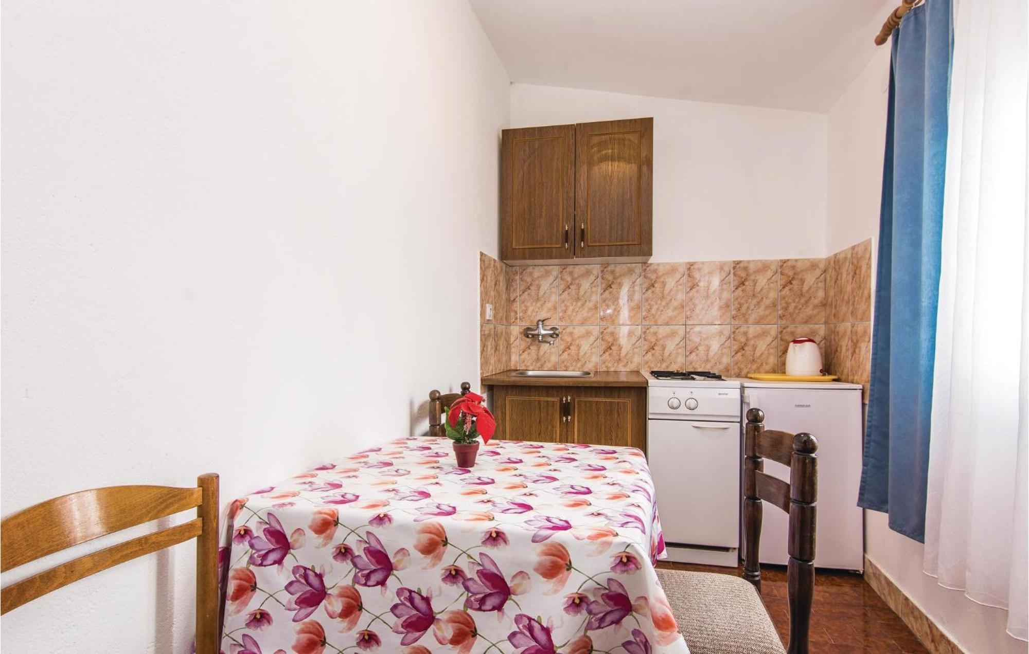 4 Bedroom Awesome Apartment In Starigrad Esterno foto
