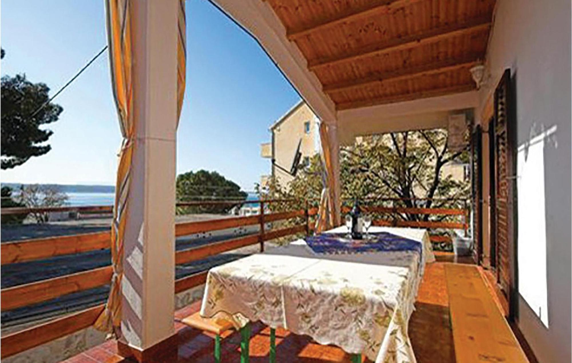 4 Bedroom Awesome Apartment In Starigrad Esterno foto