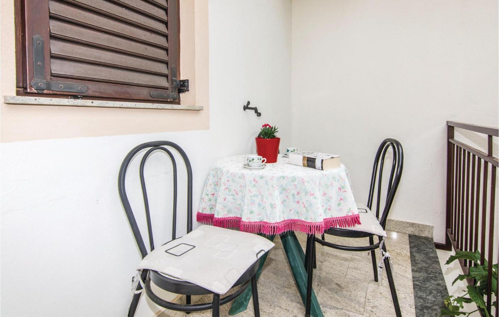 4 Bedroom Awesome Apartment In Starigrad Esterno foto