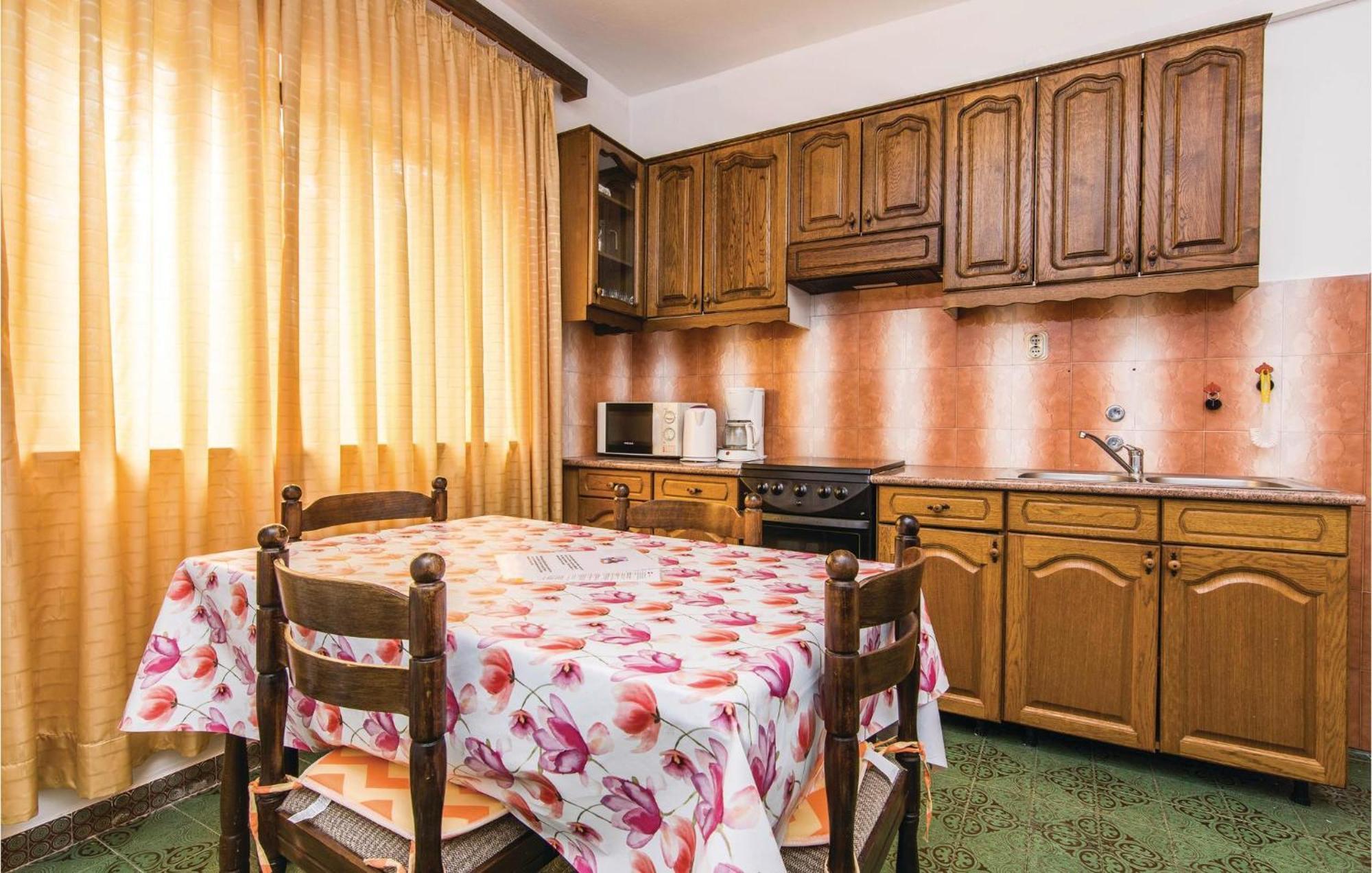 4 Bedroom Awesome Apartment In Starigrad Esterno foto
