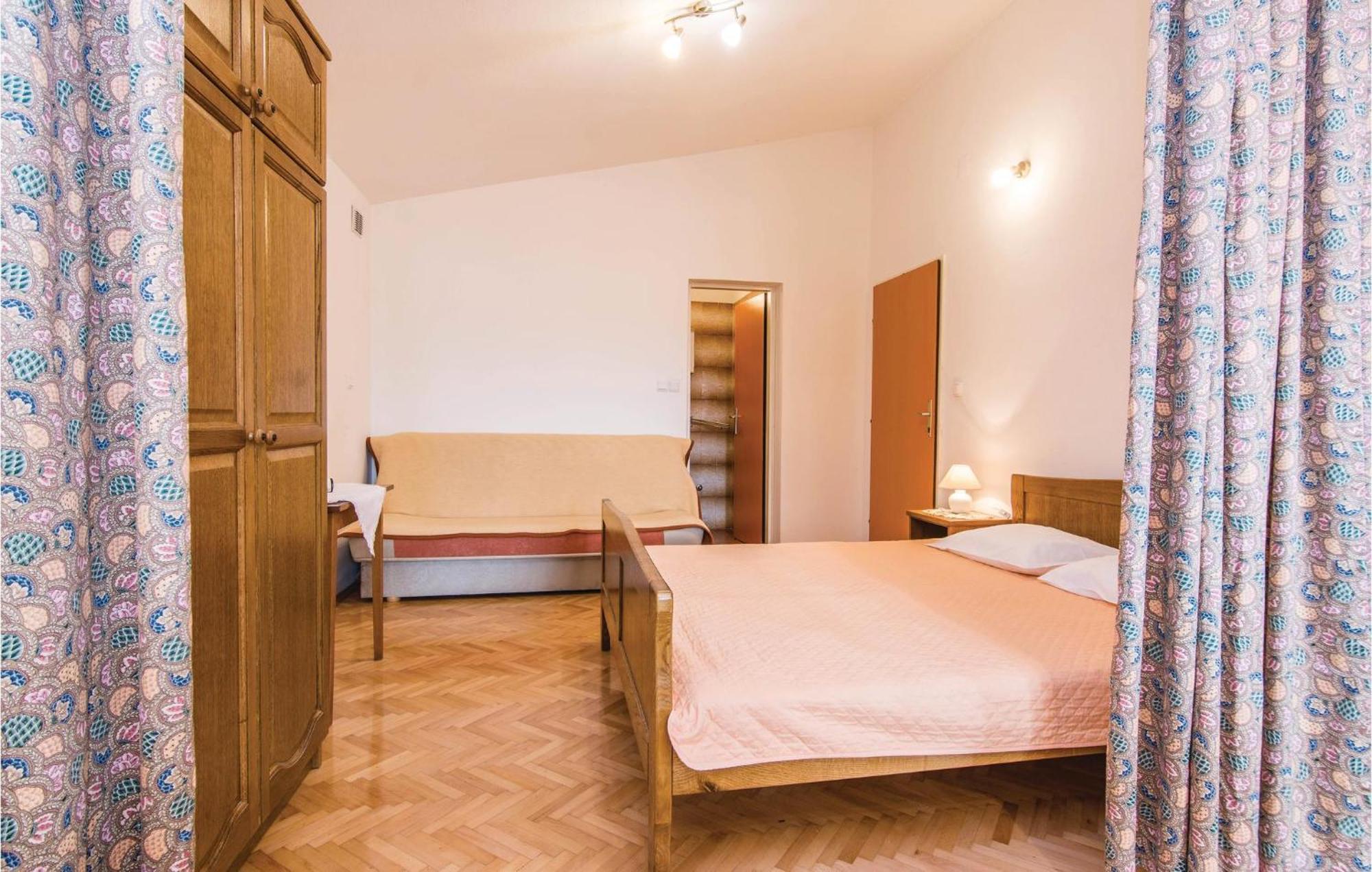 4 Bedroom Awesome Apartment In Starigrad Esterno foto