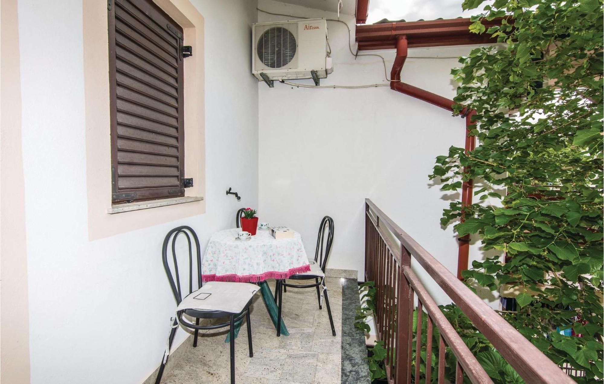 4 Bedroom Awesome Apartment In Starigrad Esterno foto