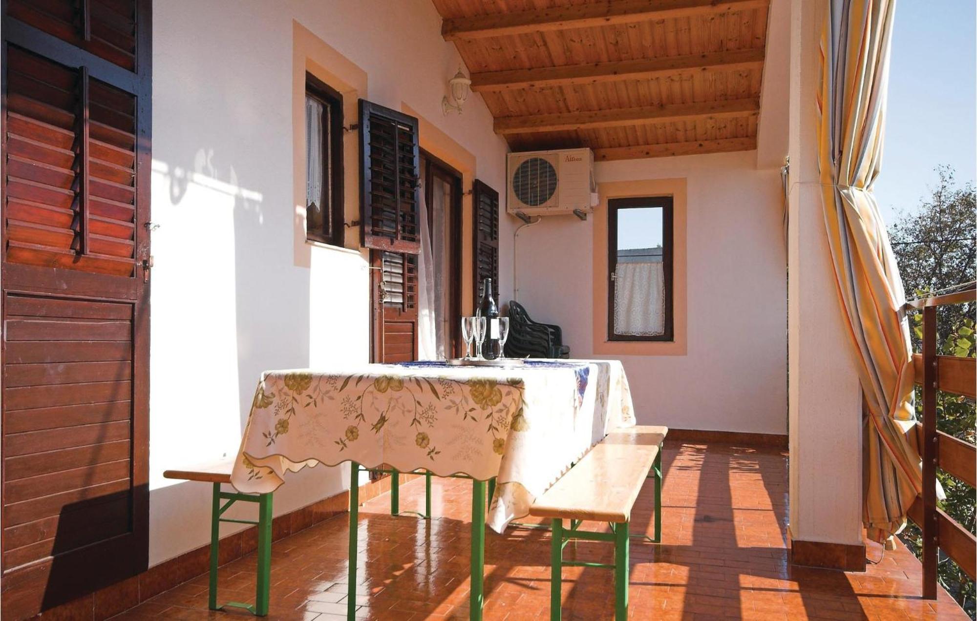 4 Bedroom Awesome Apartment In Starigrad Esterno foto