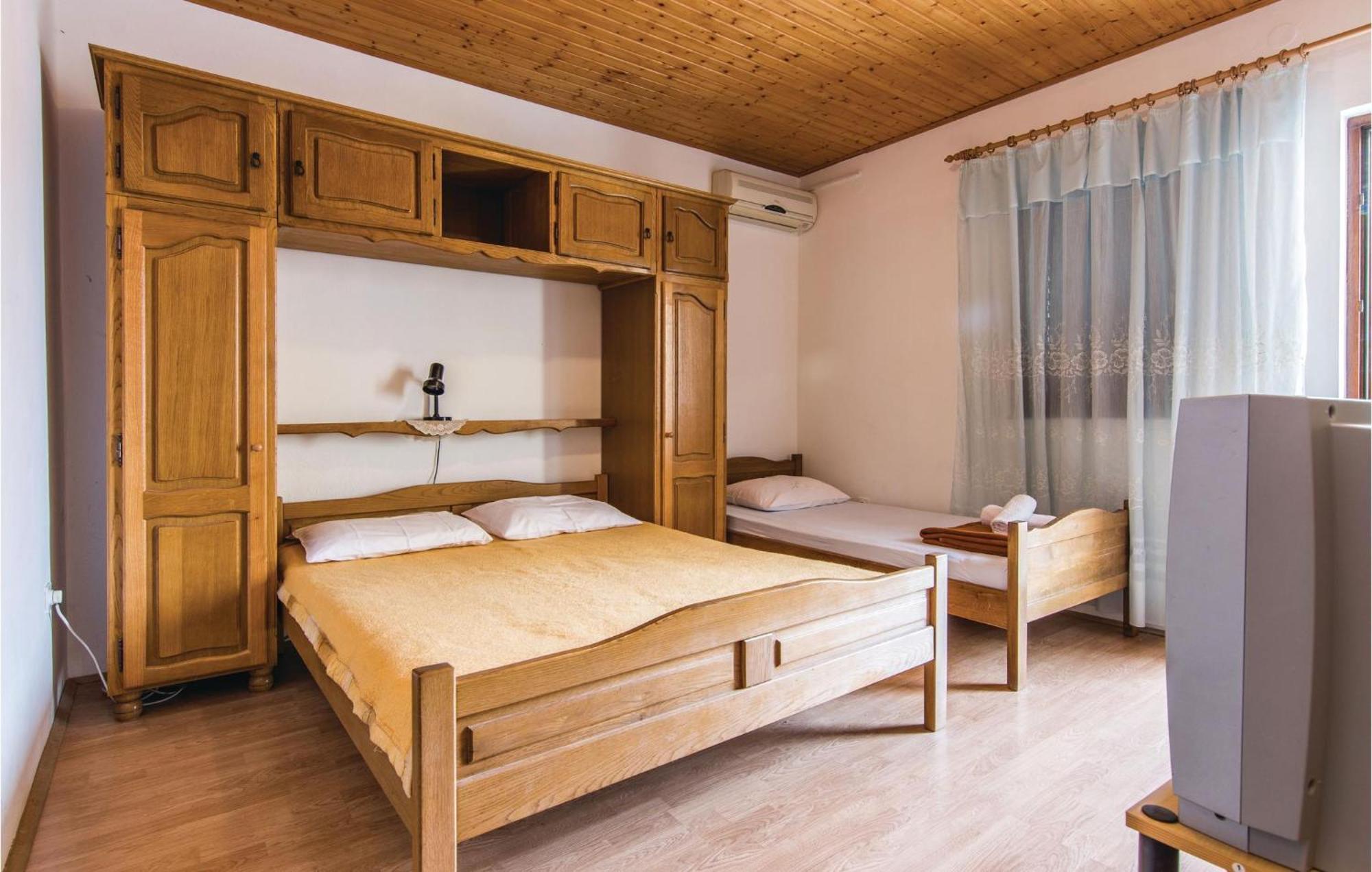 4 Bedroom Awesome Apartment In Starigrad Esterno foto